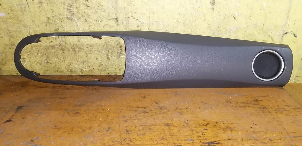 накладка на торпеду Toyota Vitz