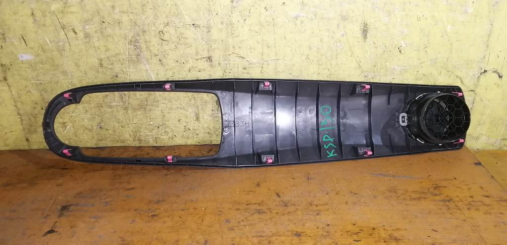 накладка на торпеду Toyota Vitz