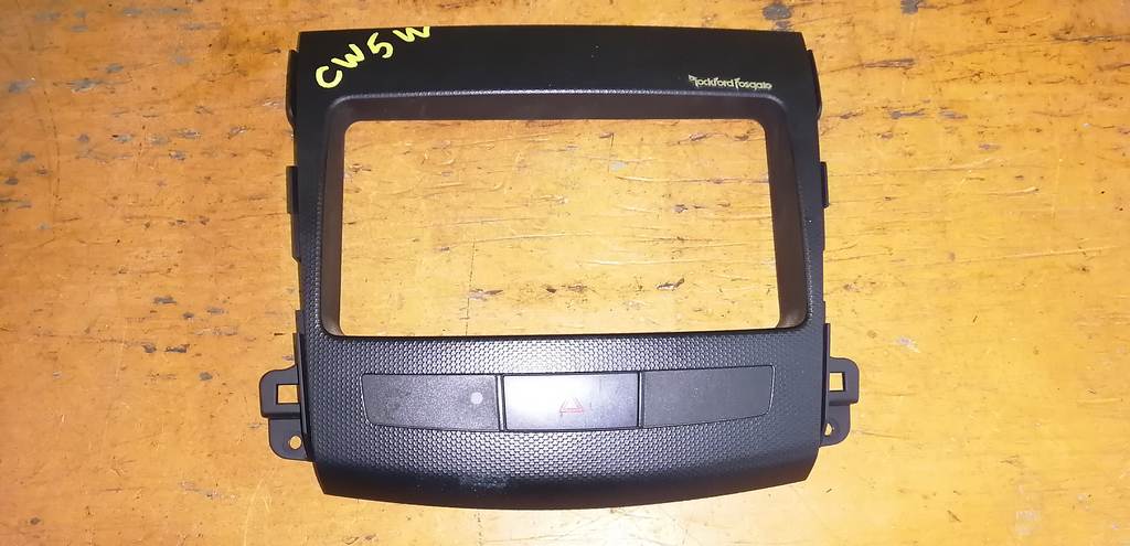 консоль магнитофона Mitsubishi Outlander