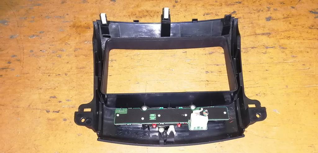 консоль магнитофона Mitsubishi Outlander