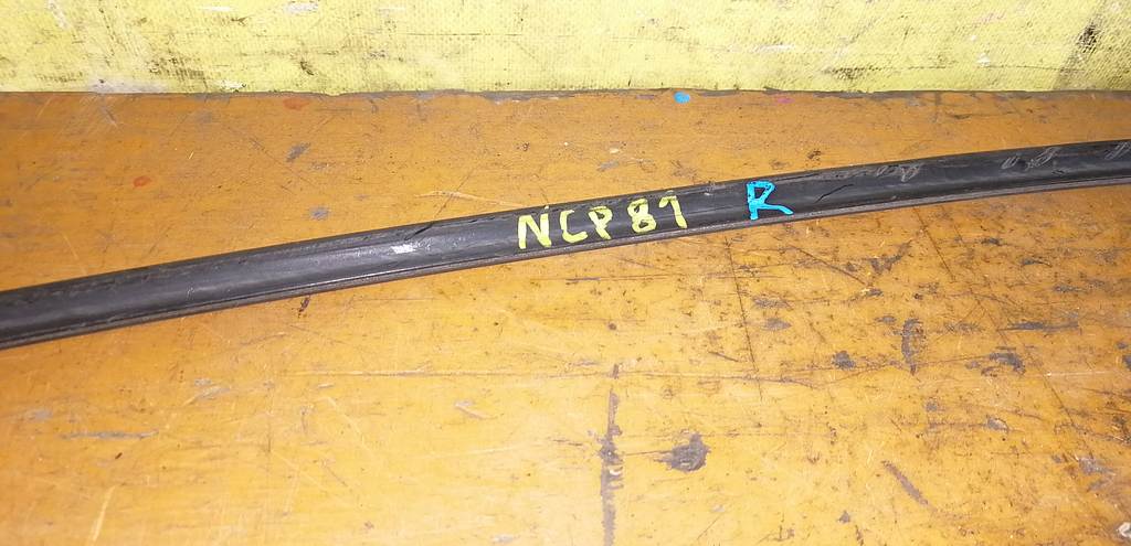 молдинг на крышу Toyota Sienta