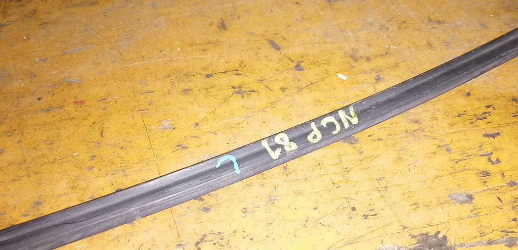 молдинг на крышу Toyota Sienta