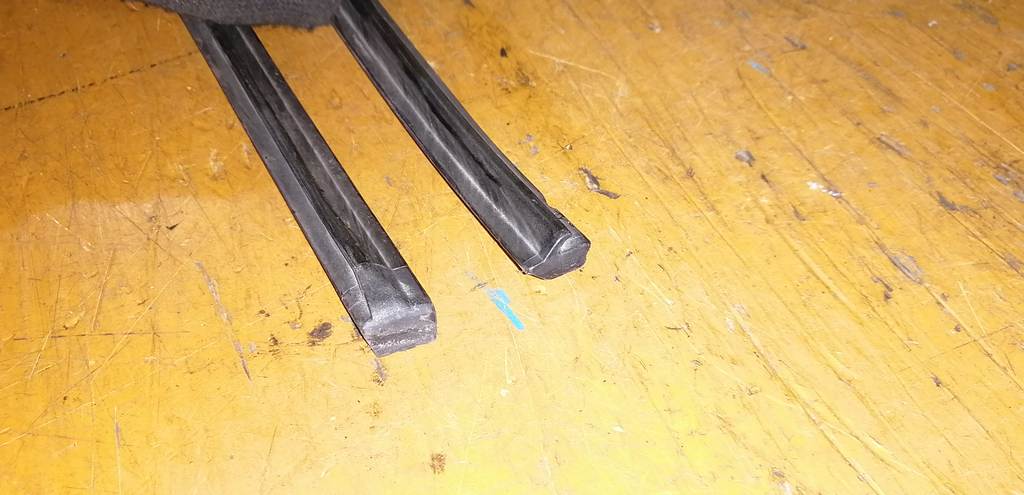 молдинг на крышу Toyota Funcargo