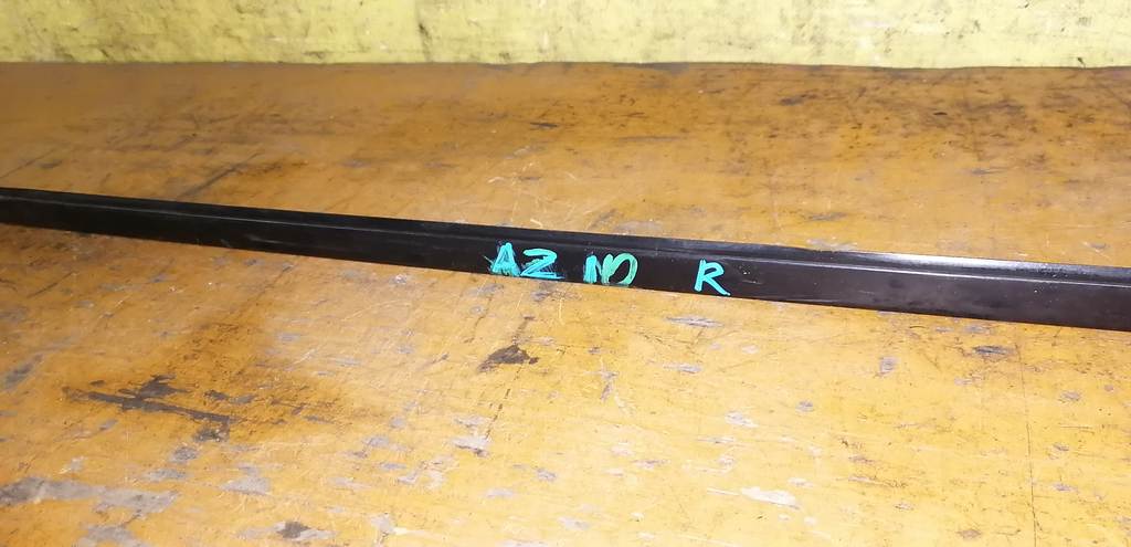 молдинг на крышу Nissan Cube