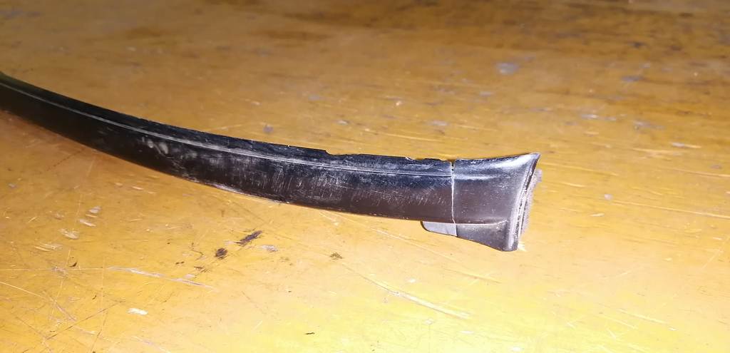 молдинг на крышу Nissan Cube