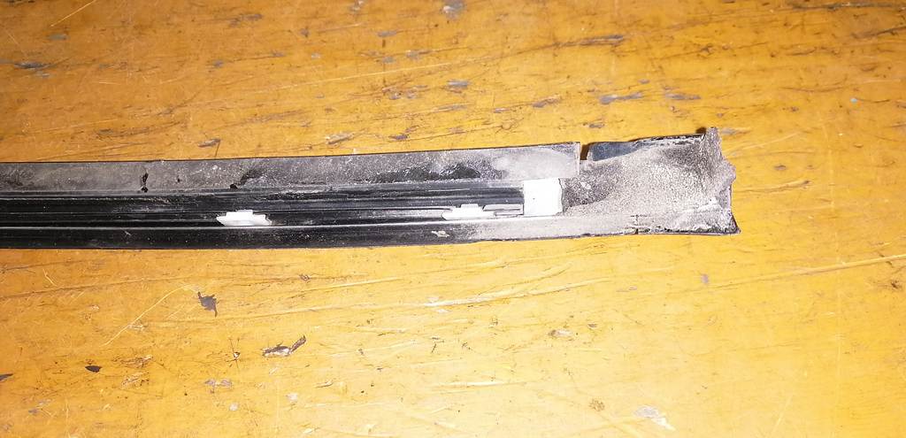 молдинг на крышу Nissan Cube