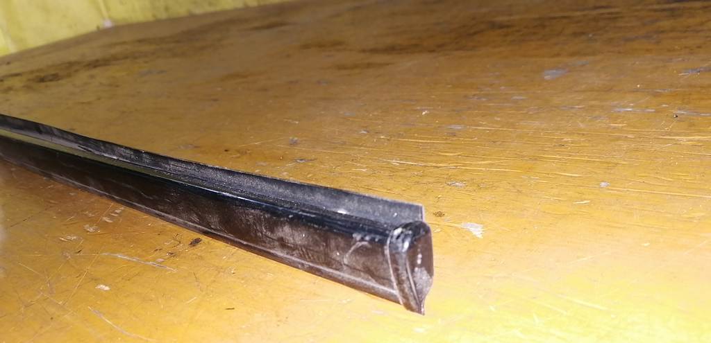 молдинг на крышу Nissan Cube