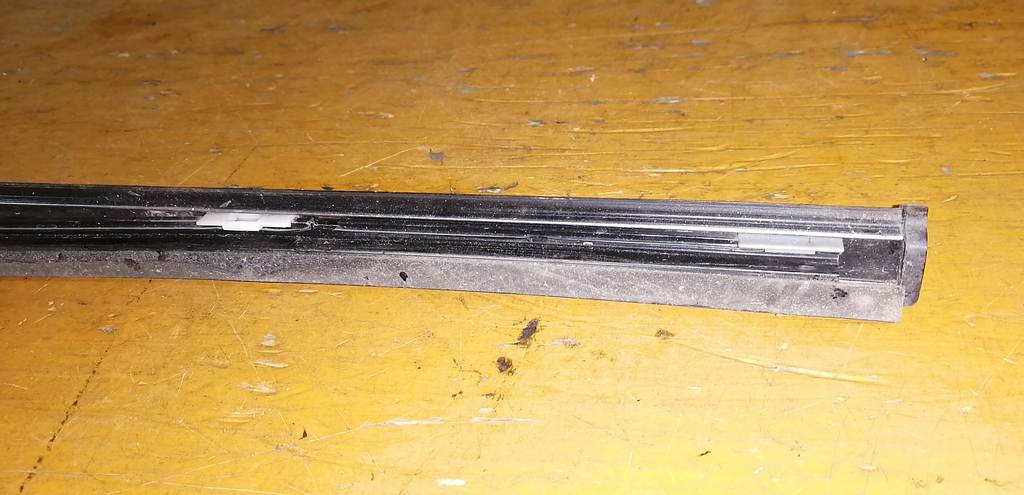 молдинг на крышу Nissan Cube