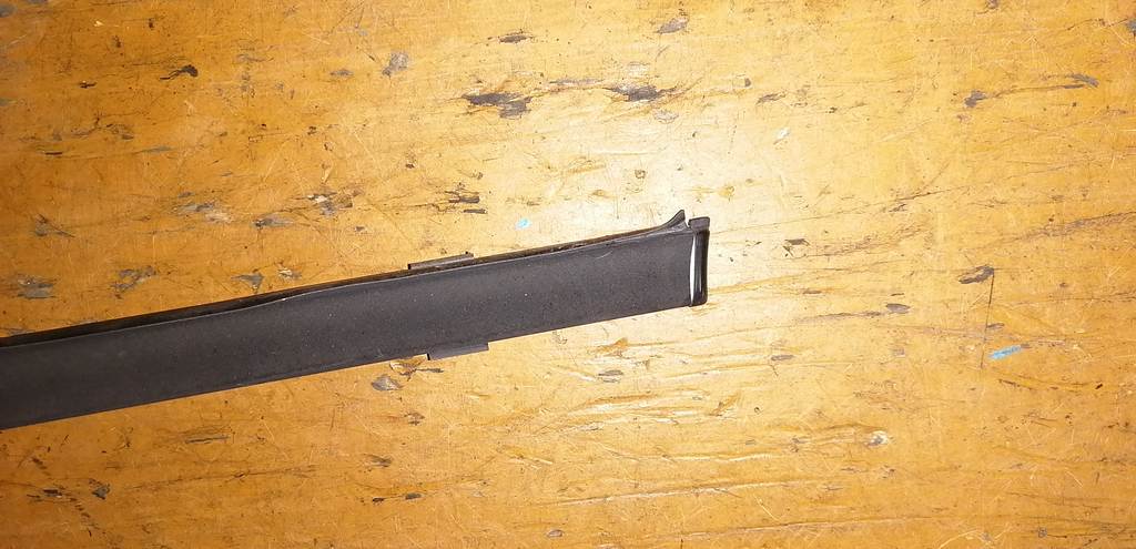 молдинг на крышу Mazda Axela