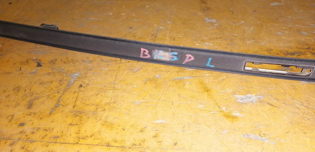 молдинг на крышу Mazda Axela