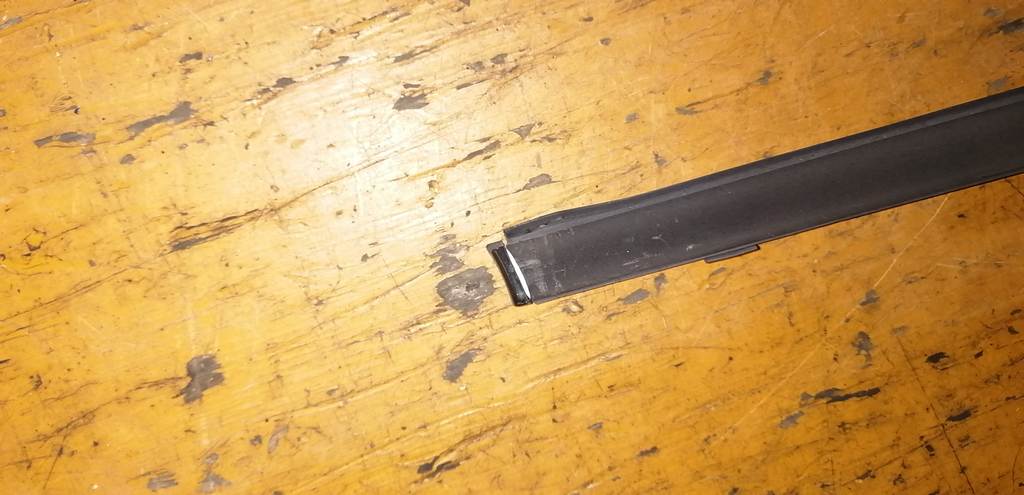 молдинг на крышу Mazda Axela