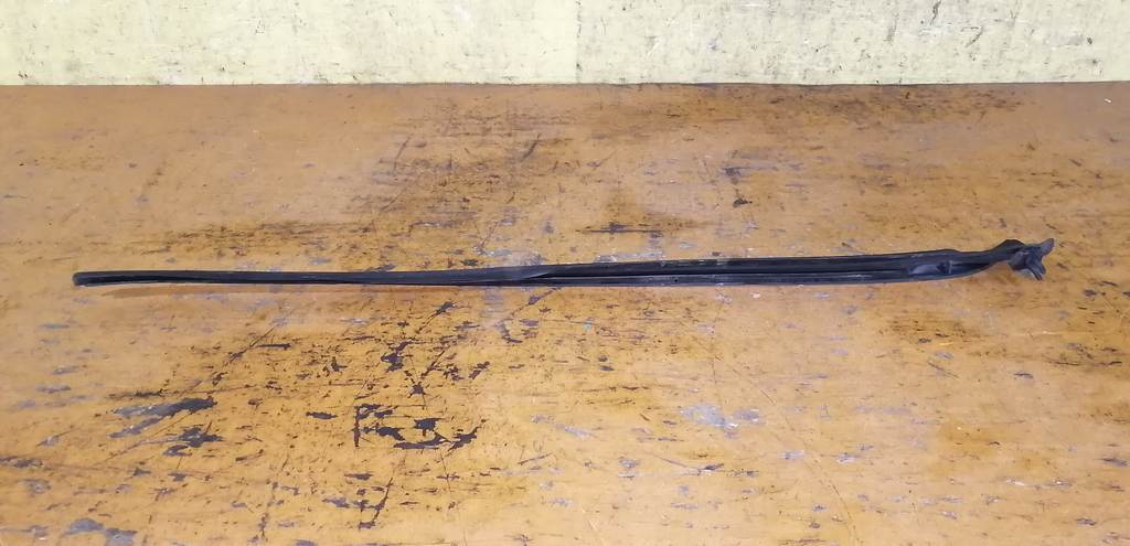 молдинг стекла Volkswagen Golf