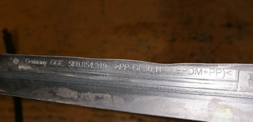 молдинг стекла Volkswagen Golf