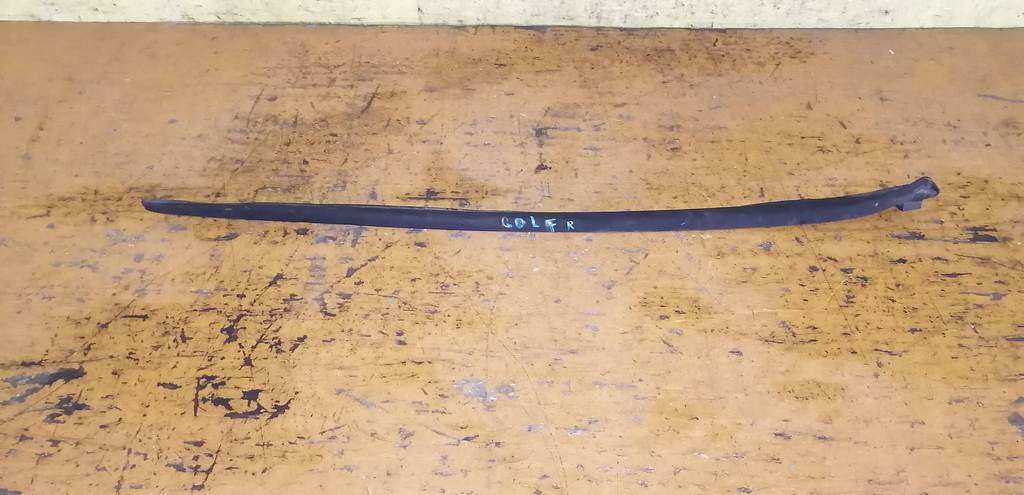 молдинг стекла Volkswagen Golf