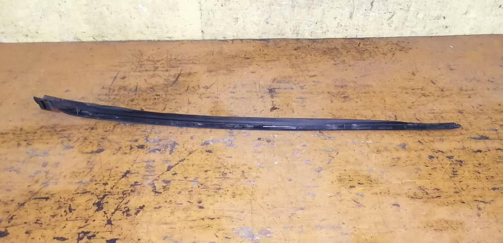 молдинг стекла Volkswagen Golf