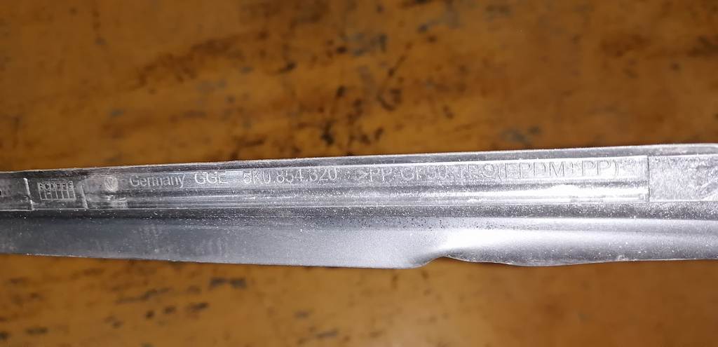 молдинг стекла Volkswagen Golf