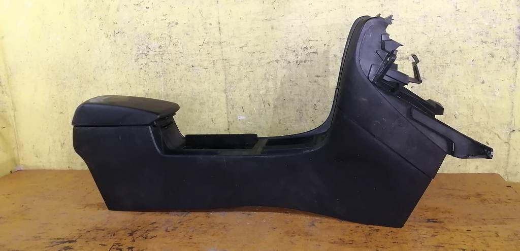 консоль между сидений Mazda Axela