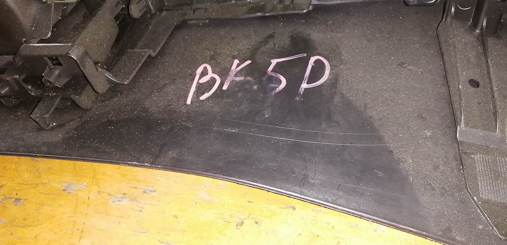 консоль между сидений Mazda Axela