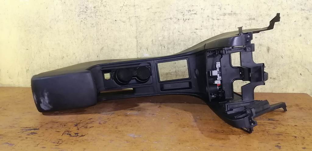 консоль между сидений Mazda Axela