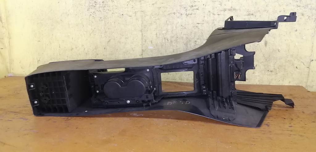 консоль между сидений Mazda Axela