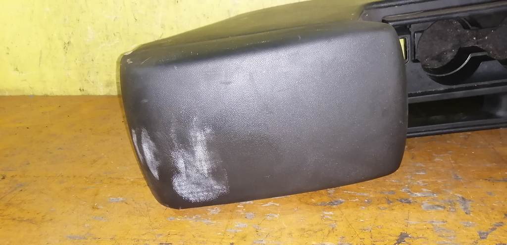 консоль между сидений Mazda Axela