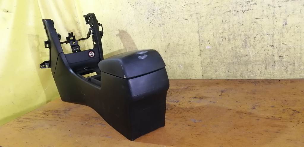 консоль между сидений Mazda Axela