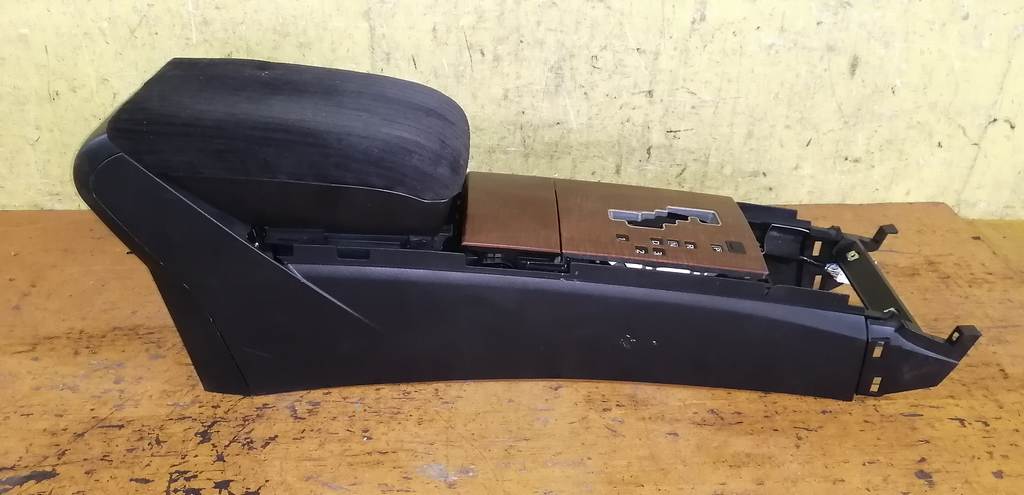 консоль между сидений Nissan Teana