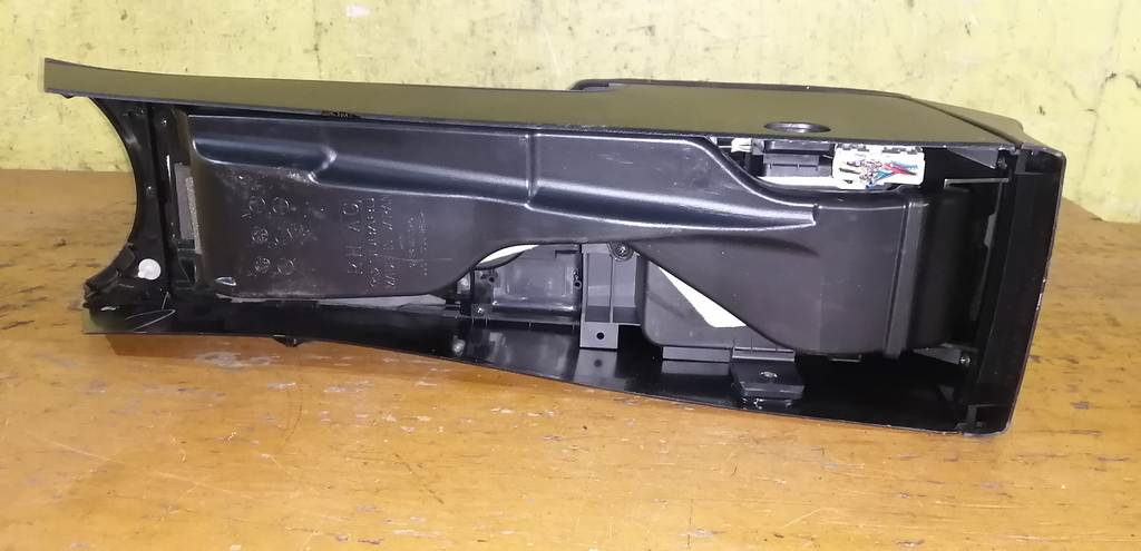 консоль между сидений Subaru Legacy