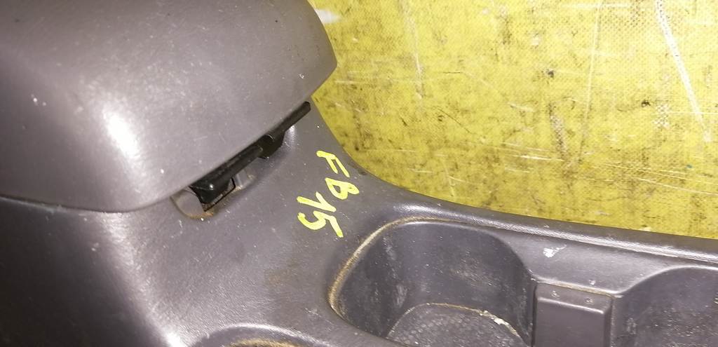 консоль между сидений Nissan Sunny