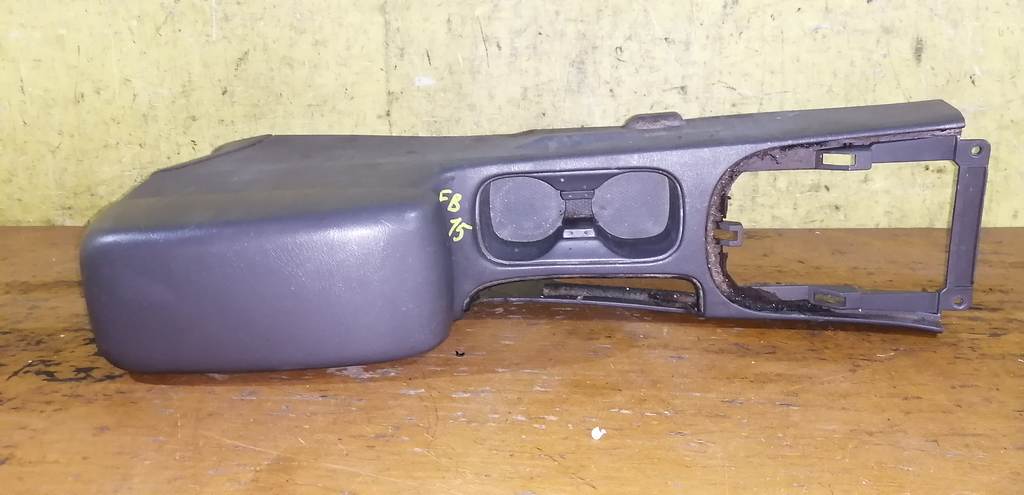 консоль между сидений Nissan Sunny