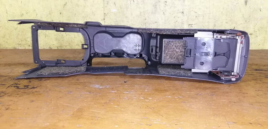 консоль между сидений Nissan Sunny