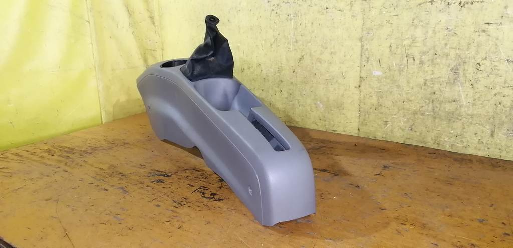 консоль между сидений Mazda Demio