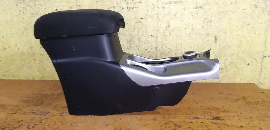 консоль между сидений Mitsubishi Outlander