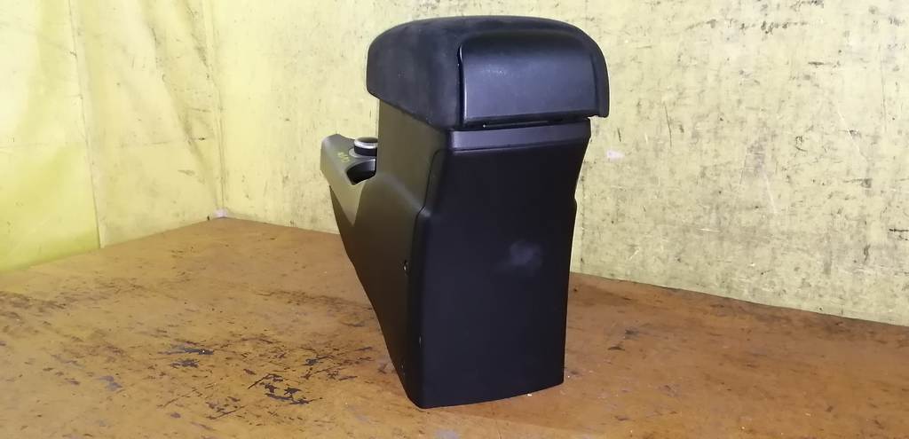 консоль между сидений Mitsubishi Outlander