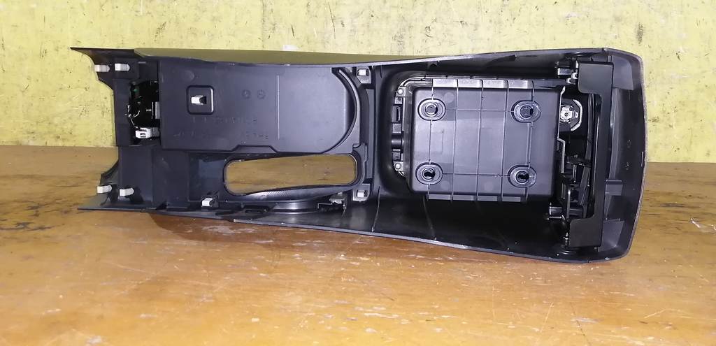 консоль между сидений Mitsubishi Outlander