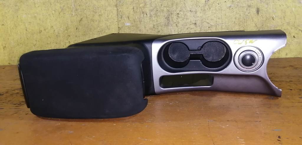 консоль между сидений Mitsubishi Outlander