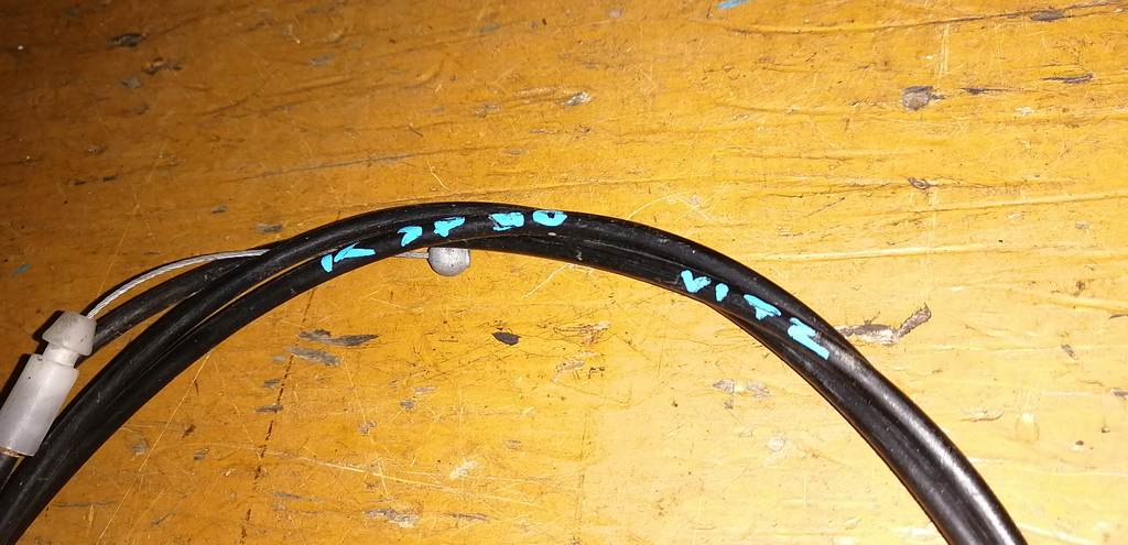 трос капота Toyota Vitz