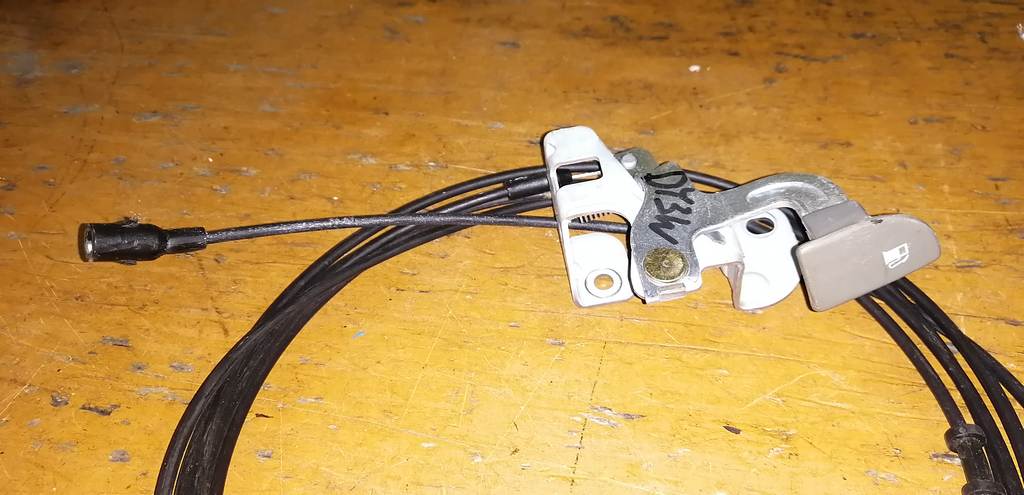 тросик лючка бака Mazda Demio