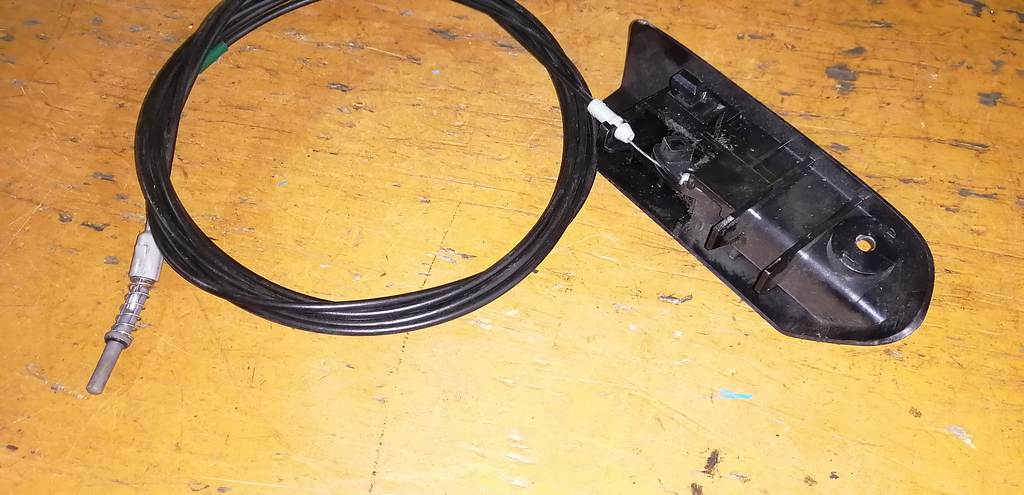 тросик лючка бака Toyota Vitz