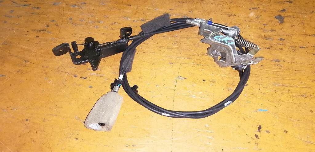 тросик лючка бака Honda Mobilio Spike