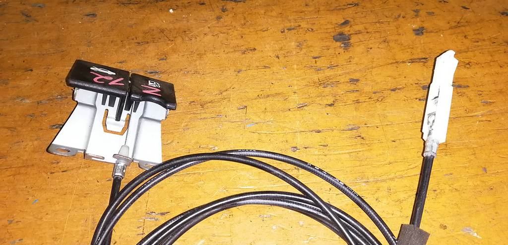 тросик лючка бака Nissan Cube