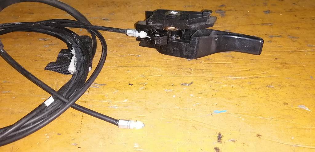 тросик лючка бака Mitsubishi Colt