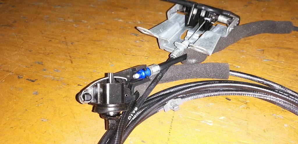 тросик лючка бака Nissan Note