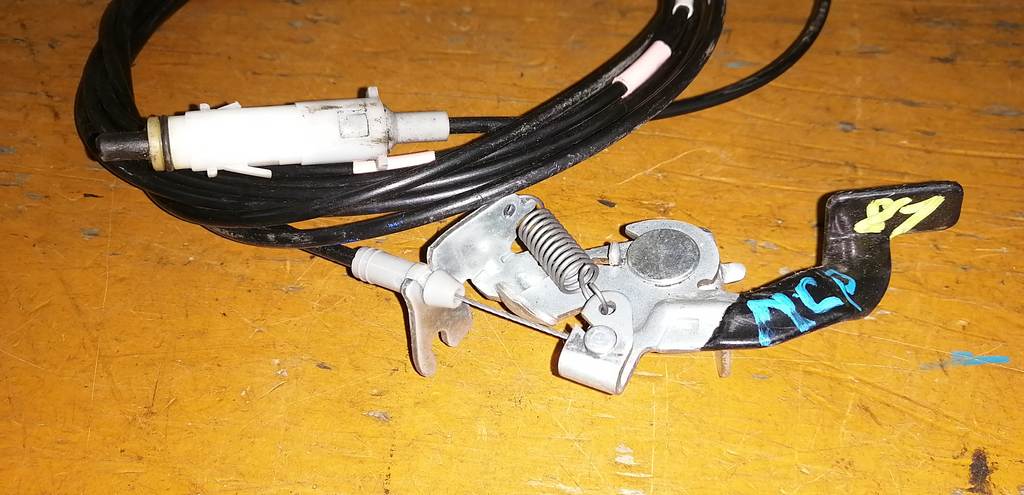 тросик лючка бака Toyota Sienta