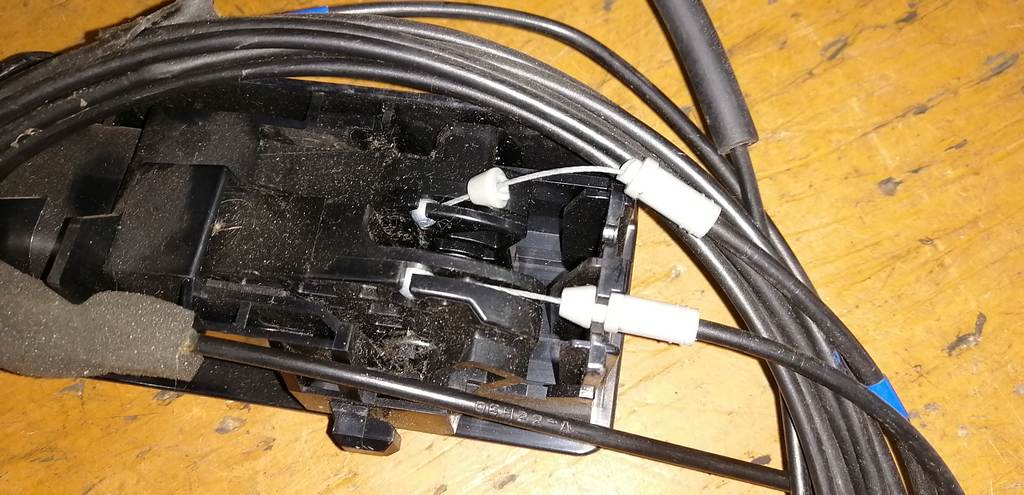 тросик лючка бака Toyota Camry