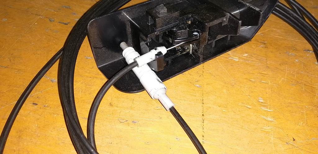 тросик лючка бака Toyota Vitz