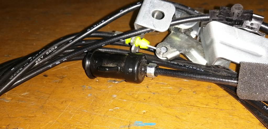 тросик лючка бака Honda Mobilio Spike