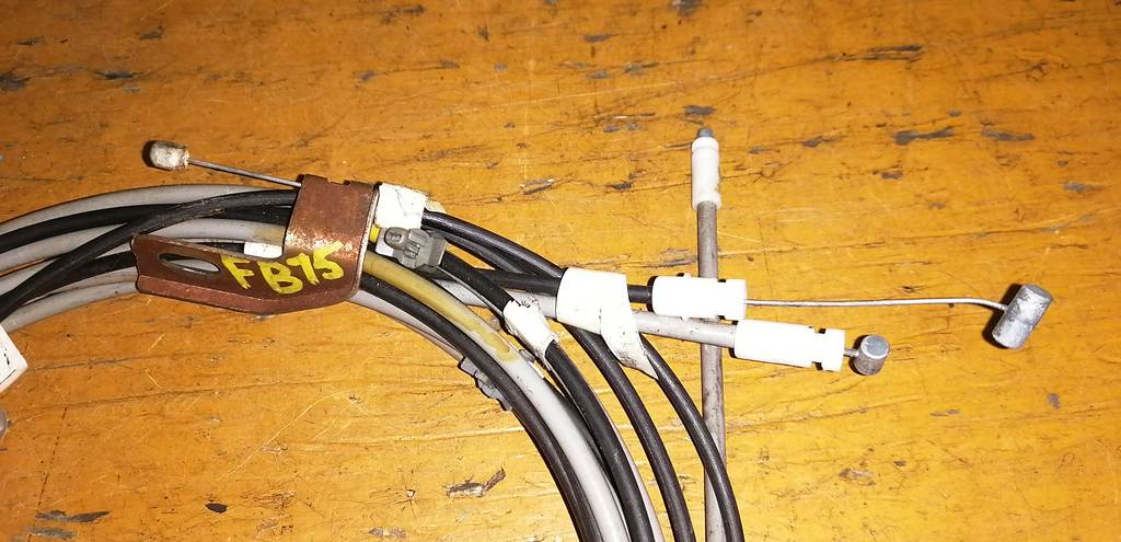 тросик багажника Nissan Sunny