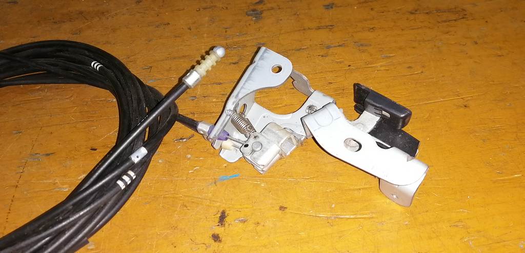 тросик лючка бака Mazda Axela