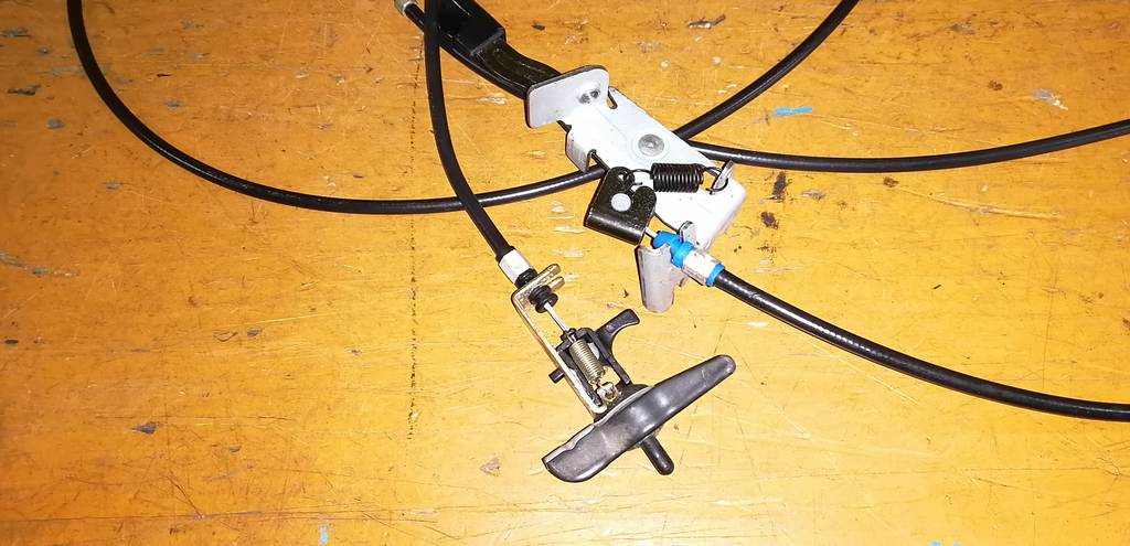 тросик лючка бака Mazda Demio